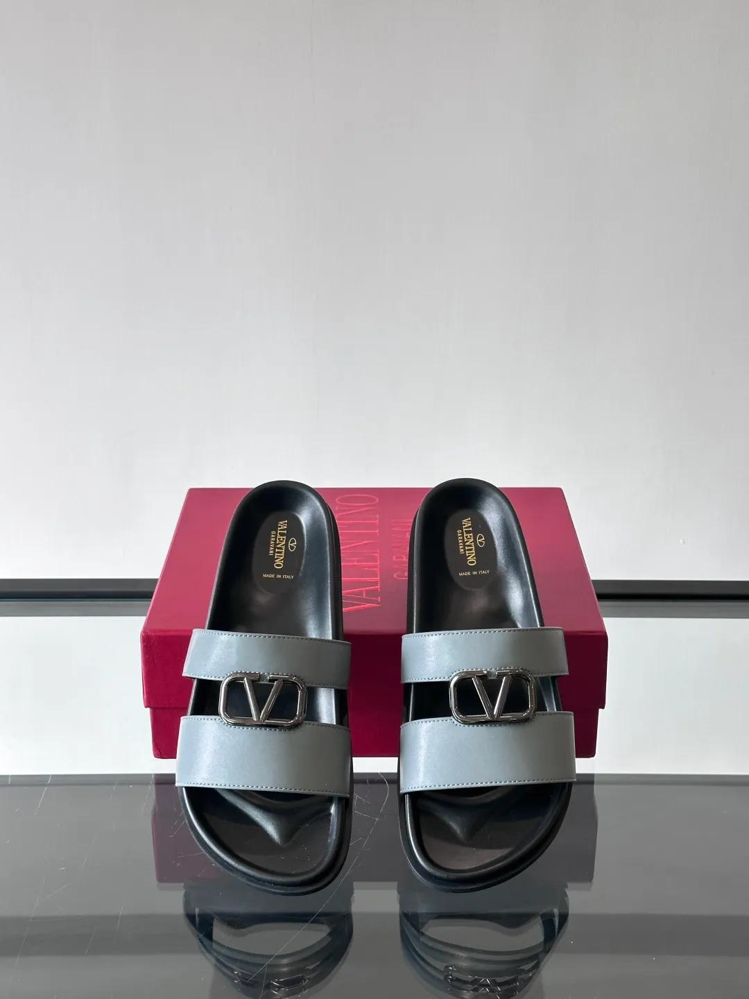 Men's shoes 💰p320 "VALENTINO" Valentino Men's 🧍‍♂️ Spring and summer new style metal rivet flat slippers, elegant sandals, the same style worn by celebrities, original molding, imported calfskin. Rubber outsole. Soft and durable, full set of counter packaging size: 39-44 (customized at 38.45.46)